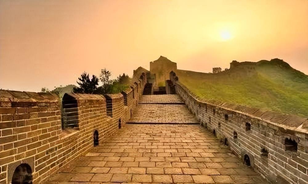 走近秦始皇修筑的古长城：一个惊人的建筑壮举，国家安全的象征