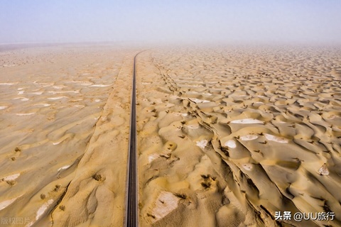 塔里木的沙漠公路，横穿塔克拉玛干的216国道