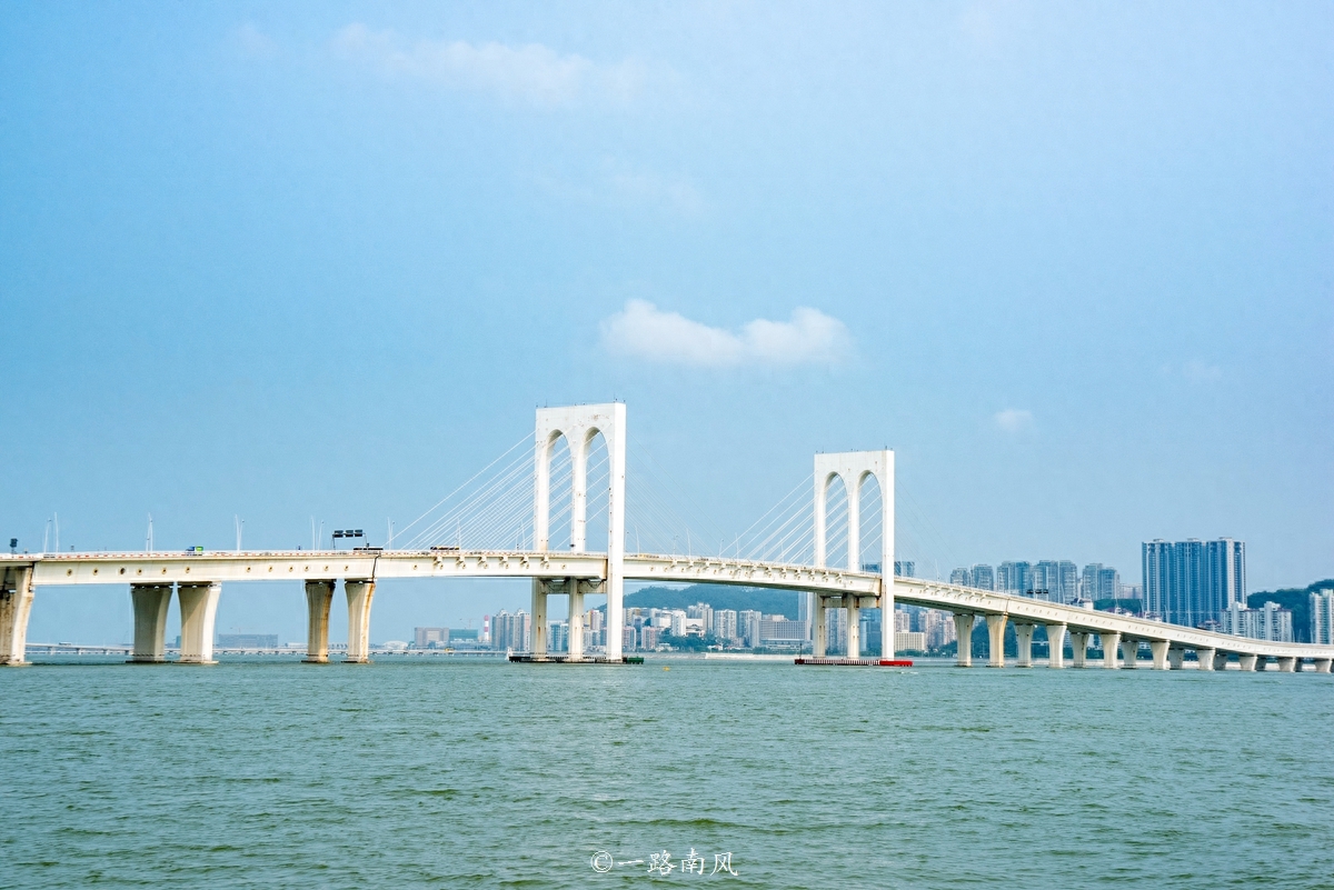 到珠海坐游轮，去看世界最长的跨海大桥，环岛欣赏澳门美景