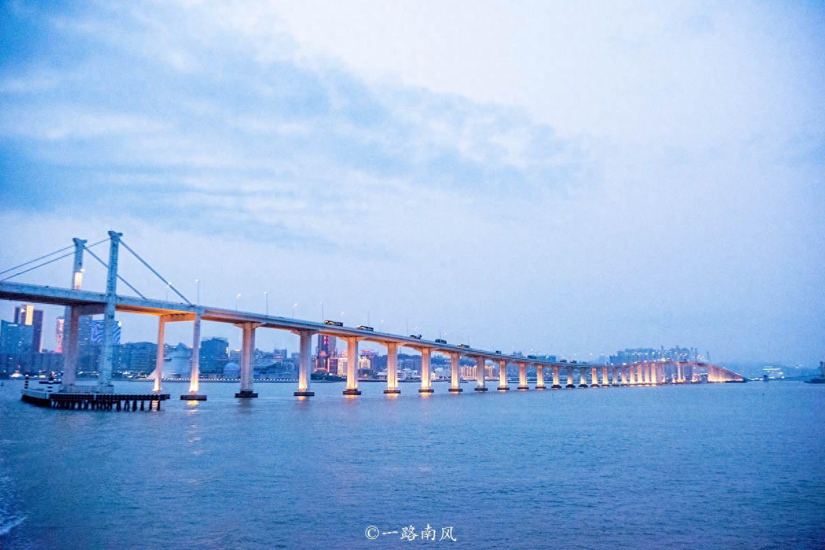 到珠海坐游轮，去看世界最长的跨海大桥，环岛欣赏澳门美景